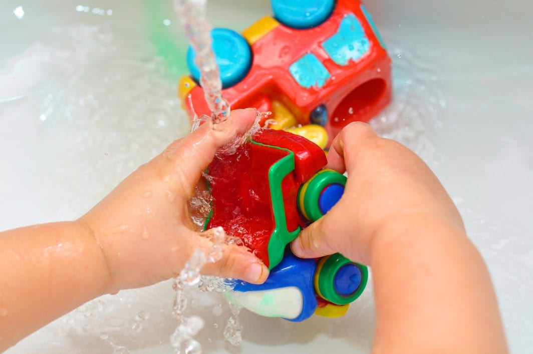 Cómo limpiar los juguetes de tus hijos